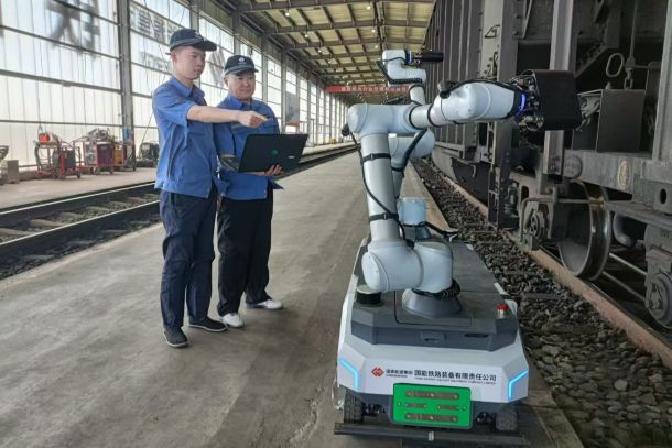 俄媒转发中国铁路智能机器人俄媒转发报道，中国铁路智能机器人引领未来交通革新