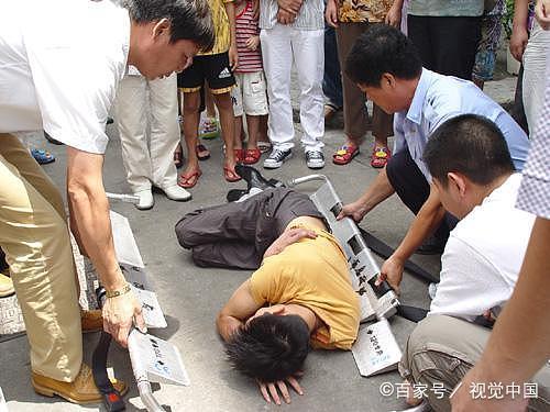 男生宿舍打游戏猝死家属指责宿管